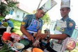 Dua anggota TNI AL membuat masakan saat mengikuti lomba masak di Mako Pangkalan TNI AL (Lanal) Pontianak, Kalbar, Kamis (14/11). Lomba masak yang diikuti oleh para perwira dan staf Lanal Pontianak beserta Para Ibu Jalasenastri tersebut, merupakan salah satu rangkaian kegiatan dalam rangka menyambut Hari Armada Angkatan Laut ke-68. ANTARA FOTO/Jessica Helena Wuysang/13