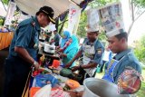 Danlanal Pontianak, Kolonel Laut (P) Dwika Tjahja Setiawan (kiri) meninjau aktivitas memasak yang dilakukan oleh anggota TNI AL saat sedang mengikuti lomba masak di Mako Pangkalan TNI AL (Lanal) Pontianak, Kalbar, Kamis (14/11). Lomba masak yang diikuti oleh para perwira dan staf Lanal Pontianak beserta Para Ibu Jalasenastri tersebut, merupakan salah satu rangkaian kegiatan dalam rangka menyambut Hari Armada Angkatan Laut ke-68. ANTARA FOTO/Jessica Helena Wuysang/13