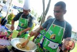 Dua anggota TNI AL membuat masakan saat mengikuti lomba masak di Mako Pangkalan TNI AL (Lanal) Pontianak, Kalbar, Kamis (14/11). Lomba masak yang diikuti oleh para perwira dan staf Lanal Pontianak beserta Para Ibu Jalasenastri tersebut, merupakan salah satu rangkaian kegiatan dalam rangka menyambut Hari Armada Angkatan Laut ke-68. ANTARA FOTO/Jessica Helena Wuysang/13