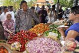 Menteri Perdagangan, Gita Wirjawan (kedua kiri) bersama Dirjen Perdagangan Dalam Negeri Kementerian Perdagangan, Srie Agustina (kiri) berdialog dengan seorang pedagang saat inspeksi di Pasar Badung, Denpasar, Bali, Sabtu (30/11). Pemerintah berencana melanjutkan revitalisasi sejumlah pasar tradisional di Provinsi Bali untuk menjadi pasar percontohan nasional. ANTARA FOTO/Nyoman Budhiana/nym/2013.