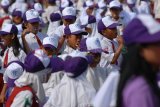 Lamongan (Antara Jatim)- Ribuan siswa Sekolah Dasar menyikat gigi mereka saat mengikuti gerakan sikat gigi massal di Alun-alun Lamongan, Jawa Timur, Kamis (7/11). Kegiatan yang diikuti sekitar 1.320 siswa Sekolah Dasar se-Kabupaten Lamongan itu merupakan salah satu bentuk kampanye dan pendidikan kesehatan gigi sejak usia dini serta Peringatan Hari Kesehatan Nasional ke-49. FOTO/Syaiful Arif/13/Oka.