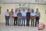 Acara penandatanganan Perjanjian Pengadaan Batu Bara Untuk PLTGB antara PT Kutai Mitra Energi Baru (KMEB) dengan PT Kaltim Prima Coal berlangsung di Gedung M4-Mine Site KPC, Sangatta, Rabu (13/11). Acara itu dihadiri Chief Executive Officer PT KPC Endang Ruchijat, Asisten Ekonomi dan Pembangunan Pemkab Kutai Timur, Rupiansyah, Asisten Administrasi Umum Edward Azran, Asisten Kesra Setkab Mugeni dan Dirut KMEB Hamzah Dahlan. (Dok. Humas PT KPC)
