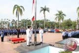 Peringatan Hari Pahlawan 10 November dilangsungkan di Halaman Kantor Gubernur Kaltim Ahad kemarin (10/10). Upacara ditandai dengan pengibaran bendera Merah Putih. Wagub selaku Inspektur Upacara hari itu juga ziarah ke Taman Makam Pahlwan, satu di antaranya berdoa di makam Djunaid Sanusi yang juga seorang pejuang kemerdekaan. (Syaiful/Humas Pemprov Kaltim)