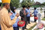 Peringatan Hari Pahlawan 10 November dilangsungkan di Halaman Kantor Gubernur Kaltim Ahad kemarin (10/10). Upacara ditandai dengan pengibaran bendera Merah Putih. Wagub selaku Inspektur Upacara hari itu juga ziarah ke Taman Makam Pahlwan, satu di antaranya berdoa di makam Djunaid Sanusi yang juga seorang pejuang kemerdekaan. (Syaiful/Humas Pemprov Kaltim)