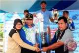 Danlanal Pontianak, Kolonel Laut (P) Dwika Tjahja Setiawan (dua kiri) beserta istri menyerahkan Piala Juara Umum Danlanal Cup kepada Tim Dayung dari Kabupaten Kapuas Hulu, usai Lomba Dayung Sampan Danlanal Cup Regatta 2013 di Taman Alun-Alun Sungai Kapuas, Pontianak, Kalbar, Minggu (24/11). Dalam kejuaraan yang memperlombakan empat kelas yakni kelas 12 pendayung putri, kelas 12 pendayung putra, kelas campuran 22 putra putrid dan 12 pendayung putra tersebut, Tim Dayung dari Kabupaten Kapuas Hulu dinobatkan sebagai Juara Umum Lomba Dayung Danlanal Cup Regatta 2013. ANTARA FOTO/Jessica Helena Wuysang/13
