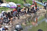 Magetan (Antara Jatim) - Ratusan pemancing mengikuti lomba mancing di Telaga Wahyu, Kab. Magetan, Minggu (10/11). Lomba Mancing tingkat nasional yang diikuti sekitar 800 pemancing dari sejumlah daerah tersebut digelar dalam rangka HUT ke 338 Kab. Magetan dengan tujuan mengangkat potensi wisata daerah tersebut. (FOTO Siswowidodo/13/edy)