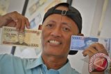 Pelukis Engraver Mujirun menunjukkan hasil karyanya yang digunakan pada mata uang kertas Rupiah pecahan Rp.5 ribu dan Rp.50 ribu di Jakarta, Selasa (5/11). Mujirun telah melukis untuk mata uang kertas sebanyak 13 seri dari tahun 1986 - 2001, seni engravir tersebut merupakan teknik lukis dengan garis-garis yang tidak bersentuhan kemudian diaplikasikan pada plat baja untuk kebutuhan percetakan mata uang rupiah. ANTARA FOTO/Yudhi Mahatma