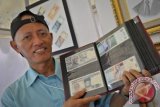 Pelukis Engraver Mujirun menunjukkan hasil karya lukisanya yang dipakai di mata uang kertas rupiah di Jakarta, Selasa (5/11). Mujirun telah melukis untuk mata uang kertas sebanyak 13 seri dari tahun 1986 - 2001, seni engravir tersebut merupakan teknik lukis dengan garis-garis yang tidak bersentuhan kemudian diaplikasikan pada plat baja untuk kebutuhan percetakan mata uang rupiah. ANTARA FOTO/Yudhi Mahatma
