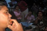 : Beberapa pengungsi korban letusan Gunung Sinabung mengisi waktu luang mereka dengan mengunyah atau menyuntil sirih dan tembakau di sekitar bekas gedung Universitas Karo, Kabanjahe, Rabu (27/11). Di lokasi tersebut terdapat  sebanyak 1.254 orang  pengungsi dari beberapa desa di sekitar Gunung Sinabung . (Foto Antarasumut/Waristo)