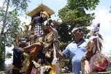 Sejumlah warga peserta Ngaben menggelar prosesi kremasi bagi jenazah keluarganya bersamaan dengan kremasi bagi jenazah Alm. Tjokorda Istri Sri Tjandrawati yaitu keluarga raja Puri Saren Ubud dalam upacara Ngaben di Ubud, Gianyar, Bali, Jumat (1/11). ANTARA FOTO/Gede Wira/nym/2013.