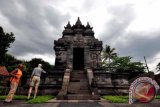 Wisatawan mancanegara mengamati relief di dinding Candi Pawon di Desa Wanurejo, Borobudur, Magelang, Jateng, Selasa (26/11). Candi Pawon yang terletak satu kilometer di sebelah timur candi Borobudur tersebut merupakan Candi Budha yang struktur bangunannya gabungan antara seni bangunan Hindu Jawa kuno dan India. ANTARA FOTO/Anis Efizudin/nym/2013.