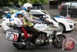 Seorang siswa SD naik motor patroli Polantas, saat program Save Our Student (SOS) di SDI Al Hikmah Surabaya, Senin (11/11). Kegiatan tersebut untuk memberikan pengetahuan sejak dini kepada siswa tentang keamanan dan tertib berkendara di jalan. ANTARA FOTO/Eric Ireng