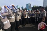 Kapolda Irjenpol Putut Bayuseno (kanan) memberikan arahan kepada Polwan yang memperagakan pakaian dinas untuk Polwan berjilbab ketika digelar di Lapangan Lalu Lintas Polda Metro Jaya, Jakarta, Senin (25/11).Polda Metro Jaya memperkenalkan seragam berjilbab untuk polwan dengan desain menerapkan aturan Polda Aceh. ANTARA FOTO/Zabur Karuru