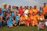 Menteri BUMN Dahlan Iskan (tengah) foto bersama dengan Direksi BUMN dan artis seusai pertandingan persahabatan sebelum pembukaan Pekan Olahraga dan Seni (Porseni) BUMN 2013 di GOR Sumantri Brojonegoro, Jakarta, Minggu (10/11). Porseni BUMN 2013 berlangsung pada 10-22 November 2013. ANTARA FOTO/M Agung Rajasa