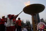 Menteri BUMN Dahlan Iskan (kiri) menyaksikan penyalaan tungku dengan api ketika membuka Pekan Olahraga dan Seni (Porseni) BUMN 2013 di GOR Sumantri Brojonegoro, Jakarta, Minggu (10/11). Porseni BUMN 2013 berlangsung pada 10-22 November 2013. ANTARA FOTO/M Agung Rajasa