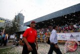 Menteri BUMN Dahlan Iskan berjalan seusai membuka Pekan Olahraga dan Seni (Porseni) BUMN 2013 di GOR Sumantri Brojonegoro, Jakarta, Minggu (10/11). Porseni BUMN 2013 berlangsung pada 10-22 November 2013. ANTARA FOTO/M Agung Rajasa