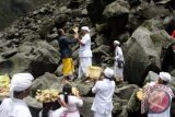 Umat Hindu meletakkan sesajen di kubah lava anak gunung Kelud dalam ritual Pakelem Sesaji Gunung Kelud, Kediri, Jawa Timur, Sabtu (16/11). Pakelem sesaji tersebut dilakukan setahun sekali oleh Parisada Hindu Dharma Indonesia (PHDI-Kediri) untuk menjaga keharmonisan hubungan alam dan manusia, agar terhindar dari mara bahaya. ANTARA FOTO/Rudi Mulya/nym/2013.