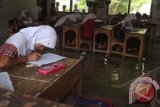 Pelajar SDN Lopangdomba belajar di kelas yang terendam banjir di Kampung Lopang, Kota Serang, Banten, Rabu (13/11). Meski Mendikbud M. Nuh telah memerintahkan untuk perbaikan tetapi hingga saat ini tetap tidak ada perbaikan dan sekolah masih kebanjiran. ANTARA FOTO/Asep Fathulrahman/nym/2013