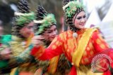 Tiga penari menampilkan tarian Ranup Lampuan pada pembukaan pameran pembangunan dan pendidikan di areal Tunas Bangsa Lhokseumawe, Provinsi Aceh, Sabtu (2/11). Tarian tradisional Aceh Ranup Lam Puan khusus di tampilkan untuk menyambut tamu kehormatan. FOTO ANTARA/Rahmad