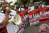 Sejumlah pengunjukrasa membentangkan tulisan dan berorasi untuk menolak segala bentuk ormas radikal saat unjuk rasa di Monumen Bajra Sandhi, Denpasar, Jumat (29/11). Puluhan pengunjuk rasa yang menamakan diri Aliansi Masyarakat Bali Penegak NKRI itu menyatakan menolak segala bentuk ormas yang bersifat radikal dan menyerukan kembali semangat nasionalisme. ANTARA FOTO/Nyoman Budhiana/nym/2013.