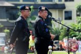 Kapolda Kalbar, Brigjen (Pol) Arie Sulistyo (kiri) bersama Kepala Sekolah Pembentukan Calon Perwira (Kasetukpa) Lemdikpol, Brigjen (Pol) Tugas Dwi Apriyanto usai pemasangan baret Brimob saat upacara peringatan HUT Brimob ke-68 di Mapolda Kalbar, Kamis (14/11).  Brigjen (Pol) Tugas Dwi Apriyanto yang sebelumnya menjabat sebagai Kapolda Kalbar tersebut, dinobatkan sebagai warga kehormatan Korps Brimob Polri. ANTARA FOTO/Jessica Helena Wuysang/13