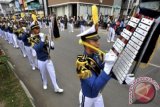 Pasukan Drumband Akademi Angkatan Laut (AAL), melakukan atraksi saat kirab keliling kota Makassar, Sulsel, Jumat (29/11). Kirab ALL angkatan 2013 tersebut dalam rangka latihan praktek Jalayuda dan memperkenalkan kepada masyarakat Makassar drumband AAL. ANTARA FOTO/Yusran Uccang/ed/nz/13