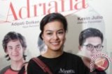 Bintang utama film Adriana, Eva Celia menghadiri konferensi pers penayangan film Adriana di Jakarta, Kamis, (31/10). Film yang diproduseri Sophia Latjuba tersebut menceritakan tentang drama percintaan yang pengambilan gambarnya di sejumlah tempat bersejarah di Kota Jakarta. ANTARA FOTO/ Teresia May