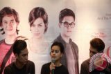 Aktor Adipati Dolken (kiri) bersama Eva Celia (tengah) dan Kevin Julio (kanan) menghadiri konferensi pers penayangan film Adrana di Jakarta, Kamis, (31/10). Film yang diproduseri Sophia Latjuba tersebut menceritakan tentang drama percintaan yang pengambilan gambarnya di sejumlah tempat bersejarah di Kota Jakarta. ANTARA FOTO/ Teresia May