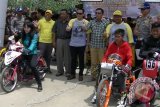 Kapolres Kukar Abdul Majid bersama Ketua KONI dan Panitia Pelaksana Drag Bike Seri II foto bersama dengan para peserta di garis start Kejuaraan Terbuka RW Anniversary Drag Bike Seri II di sirkuit non permanen sebelah kantor Bupati Kukar, Tenggarong, Sabtu hingga Minggu (9-10/11). (Johan A Hakim/ANTARA Kaltim)