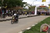 Dua peserta drag bike melesat meninggalkan garis start menuju garis finis berjarak 200 meter dalam hitungan di bawah 10 detik pada Kejuaraan RW Anniversary Drag Bike yang pertama kalinya digelar di Tenggarong Kutai Kartanegara (Kukar), Sabtu hingga Minggu (9-10/11) di sirkuit non permanen sebelah kantor Bupati Kukar. (Johan A Hakim/ANTARA Kaltim)