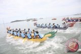 Sejumlah tim 'Dragon Boat' atau perahu naga berpacu dalam penyisihan 'Dragon Boat Race' di perairan Tanjungpinang, Kepri, Sabtu (23/11). Perlombaan Perahu Naga ke-12 di Tanjungpinang diikuti tiga tim dari Malaysia, satu tim dari Singapura dan 28 tim dari sejumlah daerah di Tanah Air dengan memperebutkan total hadiah Rp135 juta. ANTARA FOTO/Henky Mohari