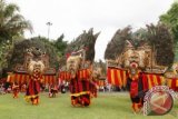 Sejumlah seniman mempertunjukkan keahliannya bermain kesenian Reog Ponorogo dalam Festival Seni Reog di Solo, Jateng, Selasa (19/11). Festival tersebut bertujuan untuk menjaga tradisi sekaligus mempopulerkan kesenian daerah asli Indonesia yang sempat di klaim oleh negara tetangga Malaysia. ANTARA FOTO/Akbar Nugroho Gumay