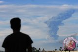 Warga menyaksikan erupsi Gunung Sinabung dari kawasan Kecamatan Sunggal, Deli Serdang (70 Km dari Gunung Sinabung), Sumut, Minggu (24/11). Pusat Vulkanologi dan Mitigasi Bencana Geologi (PVMBG) menaikkan status Gunung Sinabung menjadi Awas (Level IV) yang sebelumnya Siaga (Level III) dan sedikitnya 12.300 warga yang tinggal di kawasan gunung itu telah mengungsi. ANTARA FOTO/Irsan Mulyadi/wra/13