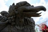 Wisatawan asal Korea memperhatikan patung raksasa burung Garuda di kawasan wisata Garuda Wisnu Kencana (GWK), Bali, Selasa (12/11). Menurut kepercayaan Agama Hindu, burung Garuda sebagai kendaraan Dewa Wisnu merupakan simbol kesetiaan dan pengabdian kepada sang penguasa (Wisnu), dan sebagai simbol pembebasan dari bentuk-bentuk pembelengguan dan kebebasan hak-hak azasi. ANTARA FOTO/Ekho Ardiyanto/ed/mes/13Wisatawan asal Korea memperhatikan patung raksasa burung Garuda di kawasan wisata Garuda Wisnu Kencana (GWK), Bali, Selasa (12/11). Menurut kepercayaan Agama Hindu, burung Garuda sebagai kendaraan Dewa Wisnu merupakan simbol kesetiaan dan pengabdian kepada sang penguasa (Wisnu), dan sebagai simbol pembebasan dari bentuk-bentuk pembelengguan dan kebebasan hak-hak azasi. ANTARA FOTO/Ekho Ardiyanto/wra/13