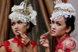 Artis Yuli Rachmawati atau Jupe berpose saat fitting baju pernikahannya di Pondok Indah, Jaksel, Kamis (28/11). Jupe akan dilamaran kekasihnya pemain sepak bola Gaston Castano pada 4 Desember dan melangsungkan pernikahannya di lima negara pada 2014. ANTARA FOTO/Muhammad Adimaja