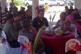 Kapolda Kalbar Brigjen Pol Arie Sulistyo duduk bersama Bupati Sekadau Simon Petrus, Kapolres Sekadau AKBP Agus Triatmaja, Ketua DPRD Aloysius, dan Perwira Penghubung Kodim 1204 Sanggau mayor Inf Azis, saat kunjungan kerja dalam rangka silaturahmi denga Forum Komunikasi Pimpinan daerah dan tokoh masyarakat di Sekadau, Kamis. (Foto Arkadius Gansi)