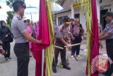 Kapolda Kalbar Brigjen Pol Arie Sulistyo sedang berusaha mematahkaan bambu dengan sebilah mandau sebagai bagian upacara penyambutan secara adat Dayak saat kunjungan kerja dalam rangka silaturahmi denga Forum Komunikasi Pimpinan daerah dan tokoh masyarakat di Sekadau, Kamis.  (Foto Arkadius Gansi)
