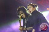 Penyangi rock wanita ternama, Nicky Astria, saat tampil di Tengarong dalam acara Kukar Rockin' Womans Day, di halaman Kantor Bupati Kukar, Senin (11/11) malam. (Hayru Abdi/ANTARA Kaltim)