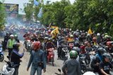Madiun (Antara Jatim) - Sejumlah pesilat Persaudaraan Setia Hati Winongo Tunas Muda melakukan konvoi seusai mengikuti kegiatan Suran Agung saat melintas di Balerejo, Kab. Madiun, Minggu (17/11). Suran Agung yang merupakan pertemuan akbar untuk bersilaturahmi digelar di Winongo, Kota Madiun. (FOTO Siswowidodo/13/edy)