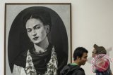 Pengunjung mengamati lukisan pelukis surealis Meksiko Frida Kahlo yang dipamerkan dalam pameran tunggal bertajuk Meta / Mata karya seniman Pupuk Daru Purnomo di galeri Sangkring ART Space, Bantul, Yogyakarta, Kamis (31/10). Pameran seni rupa tersebut menceritakan tentang kisah dan pengalaman dramatis yang dialami seniman tersebut yakni gangguan pada panca indra dan psikologis yang pada akhirnya diwujudkan dengan bentuk karya visual. ANTARA FOTO/Sigid Kurniawan
