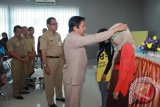 Barabai, (17/11) - Bupati HST, H. Harun Nurasid, secara resmi membuka acara pelatihan keterampilan berusaha bagi keluarga kurang mampu, di Dinas Tenaga Kerja Transmigrasi dan Sosial kabupaten HST, Rabu (13/11). Dalam sambutannya, Harun mengungkapkan apresiasinya atas kerja keras disnakertrans dan sosial untuk mengadakan acara pelatihan tersebut. Menurutnya pelatihan ini sangat mendukung visi daerah HST untuk membangun sebuah kemandirian yang berdaya saing bagi masyarakat HST.(Antara/humas)