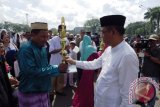 Perayaan Tahun Baru Islam 1 Muharram 1435 Hijriyah di Kota Pontianak dimeriahkan dengan pawai akbar kendaraan hias dan jalan kaki pada Selasa (5/11). Mereka dilepas Wali Kota Pontianak, Sutarmidji, dimulai dari jalan Rahadi Usman depan gedung Pemkot Pontianak. Peserta pawai akbar ini meliputi pengurus masjid, majelis taklim, pondok pesantren, lembaga dakwah, Satuan Kerja Perangkat Daerah (SKPD), BUMN dan BUMD serta SMP/MTs, SMA/MA. Pemenang kategori pawai mobil hias yakni juara pertama diraih Dinas PU Kota Pontianak, juara kedua Arrafiul Aâ€™la dan Kecamatan Pontianak Barat juara ketiga. Sedangkan peserta pawai jalan kaki, juara pertama digaet Pondok Pesantren Mathlaul Anwar, kedua MAN 1 Pontianak, dan juara ketiga Lembaga Pendidikan Islam Al Ikhsan. (Humas Pemkot Pontianak)

