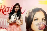 Penyanyi Raisa bersama album keduanya "Heart To Heart" pada peluncuran album tersebut di Soehanna Hall, Jaksel, Rabu (27/11). Pada album tersebut berisi 9 lagu dengan beberapa single dari album sebelumnya seperti Bye-bye, Pemeran Utama dan single baru yaitu Let Me Be (I do). ANTARA FOTO/Muhammad Adimaja