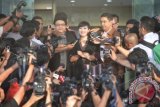 Pedangdut Rya Fitria memberi keterangan pers usai menjalani pemeriksaan di gedung KPK, Jakarta, Kamis (21/11). Pedangdut jebolan ajang unjuk bakat Kontes Dangdut TPI tersebut diperiksa sebagai saksi untuk tersangka Akil Mochtar dalam kasus dugaan suap pengurusan gugatan sengketa Pilkada di Mahkamah Konstitusi. ANTARAFOTO/Rosa Panggabean