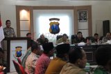 Tulungagung (Antara Jatim) - Kapolres Tulungagung, AKBP Whisnu Hermawan Februanto memimpin pertemuan perwakilan perguruan silat se-Tulungagung bersama tokoh agama/tokoh masyarakat di Mapolres Tulungagung, Rabu (6/11). Pertemuan adhoc yang dihadiri seluruh unsur forum pimpinan daerah tersebut merupakan upaya pencarian solusi mencegah konflik antarperguruan silat, sebagaimana terjadi sehari sebelumnya pada malam pergantian tahun baru Islam di wilayah Kecamatan Bandung, Selasa (5/11). Foto Destyan Sujarwoko/13/Chan.