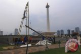 Pekerja menyelesaikan pembuatan sumur resapan di kawasan Monas, Jakarta, Senin (11/11). Pemprov DKI Jakarta menargetkan selama 2013 akan membangun sekitar 2000 sumur resapan dan pada 2014 sekitar 4000 sumur resapan, dengan harapan sumur resapan tersebut dapat berfungsi menghilangkan banjir di Jakarta. ANTARA FOTO/Zabur Karuru/wra/13