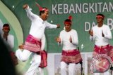 Sejumlah penari saman memperlihatkan kebolehannya dalam memainkan suara jari tangan dan memukul perut pada pembukaan pameran pembangunan dan pendidikan di areal Tunas Bangsa Lhokseumawe, Provinsi Aceh, Sabtu (2/11). FOTO ANTARA/Rahmad
