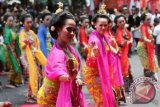 Sejumlah penari mementaskan Tari Tayub pada acara Pelangi Budaya Merapi di Sleman, Minggu (3/11). Acara tersebut merupakan ajang memperkenalkan potensi budaya di kawasan Gunung Merapi sekaligus memperingati tiga tahun erupsi Gunung Merapi yang menewaskan 254 orang warga. ANTARA FOTO/Regina Safri/nym/2013.