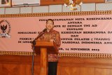 Bogor (Antara) - Wakil Ketua MPR RI, Lukman Hakim Saifuddin memberi sambutan dalam penutupan pelatihan untuk pelatih (ToT) sosialisasi "Empat Pilar Kehidupan Berbangsa dan Bernegara" yang diikuti kalangan TNI Angkatan Darat di Lido, Bogor, Minggu.
(Foto Humas MPR-RI)