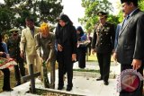 Peringatan Hari Pahlawan di Kutai Kartanegara juga ditandai dengan ziarah ke Taman Makam Pahlawan Bukit Biru Tenggarong usai upacara, oleh Bupati Rita Widyasari bersama unsur forum koordinasi pimpinan daerah, TNI, Kepolisian, veteran, ormas dan PNS. (Hayru Abdi/ANTARA Kaltim)

